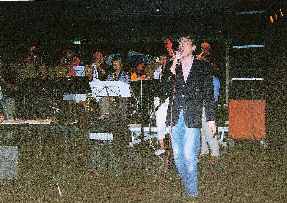 Met de Misty House Big Band ergens in 2002..(Foto: Marco van Esch)